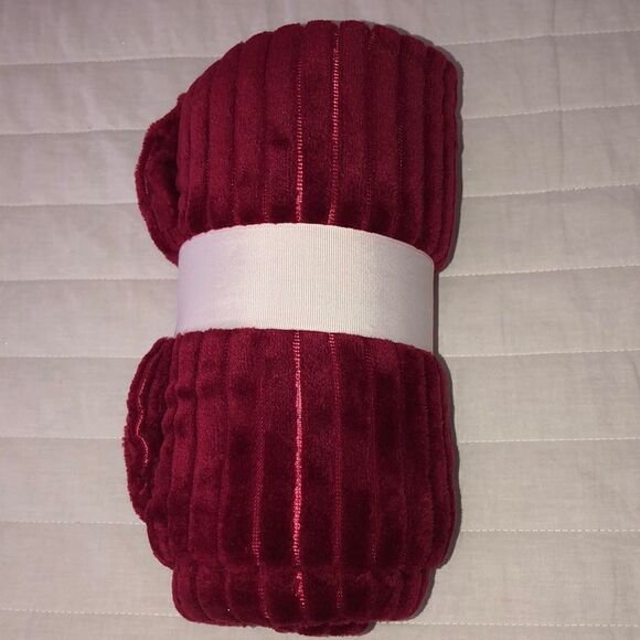 WS Burgundy Maroon Ribbed Plush Throw - Picture 1 of 4